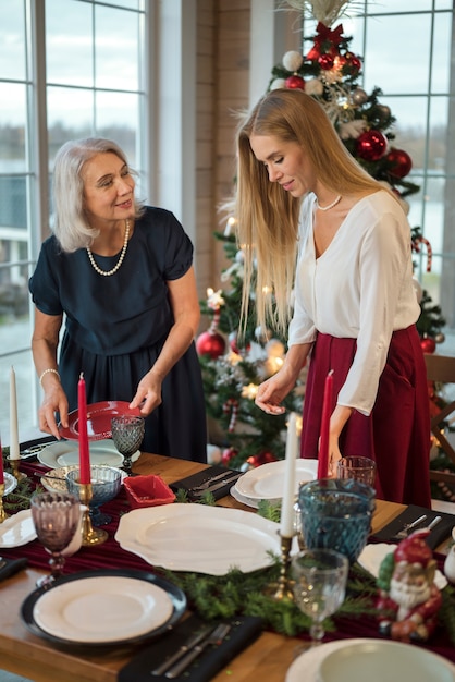 Ältere Frau mit ihrer Tochter an Weihnachten