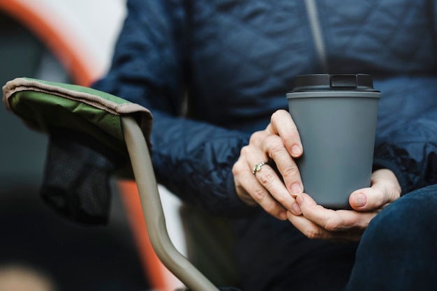 Ältere Frau mit Mehrwegbecher