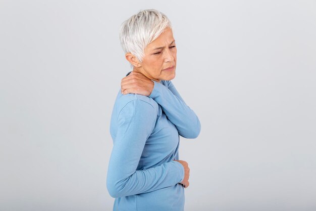 Ältere Frau mit Schulterschmerzen