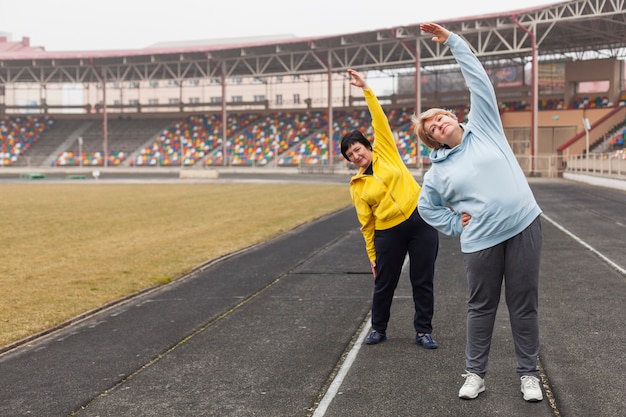 Ältere Frauen auf Stadiondehnung