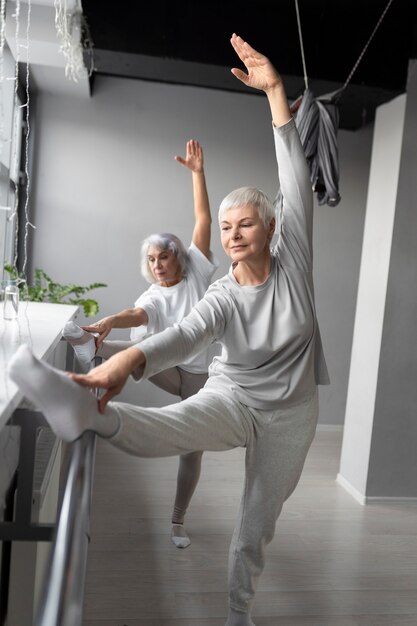 Ältere Frauen, die Fitnessübungen im Fitnessstudio machen