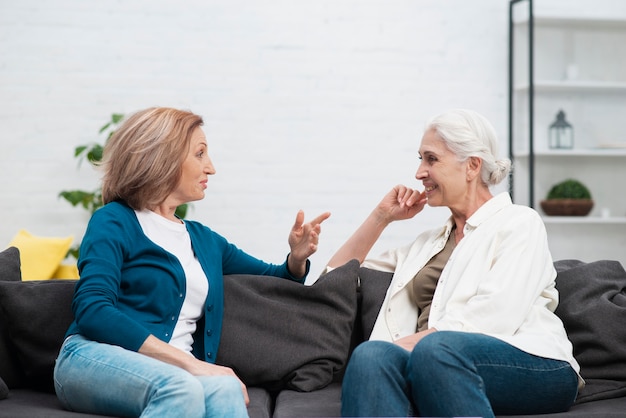 Ältere Frauen, die miteinander sprechen