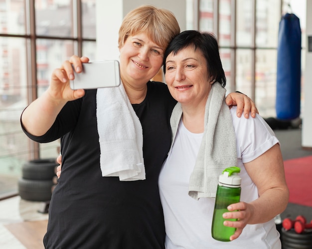 Ältere Frauen, die Selfie im Fitnessstudio nehmen
