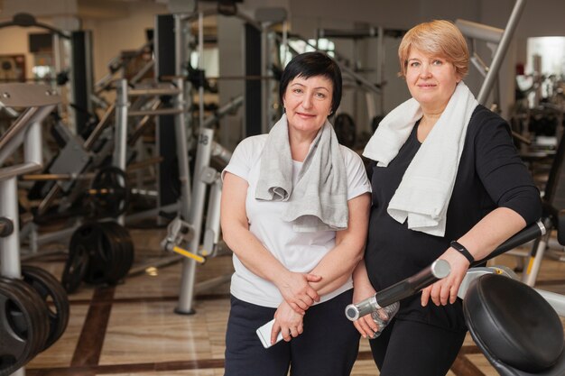 Ältere Frauen im Fitnessstudio ruhen sich aus