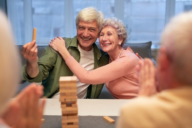 Ältere Freunde, die nachts eine Party feiern