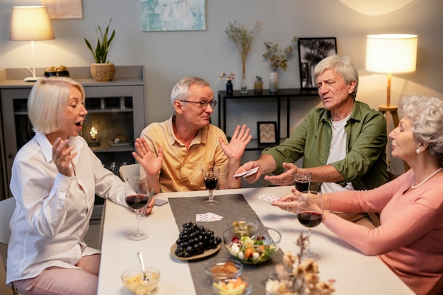 Ältere Freunde, die nachts eine Party feiern