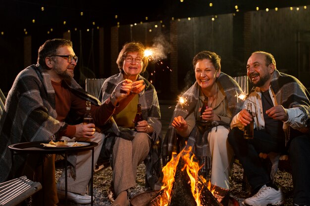 Ältere Freunde in der Nacht voller Schuss