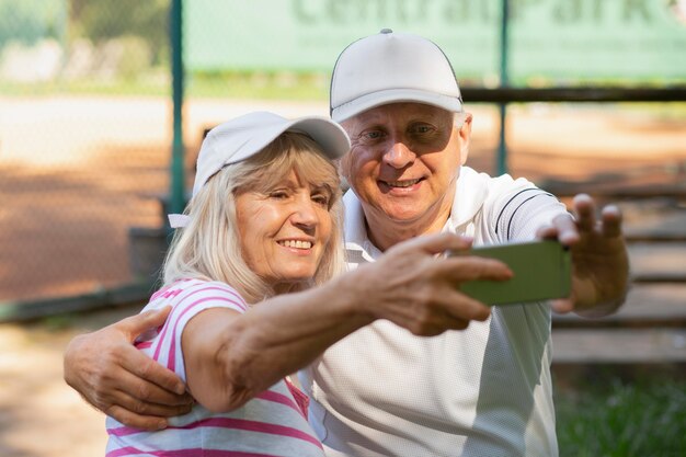 Ältere Freunde mit mittlerer Aufnahme, die Selfie machen