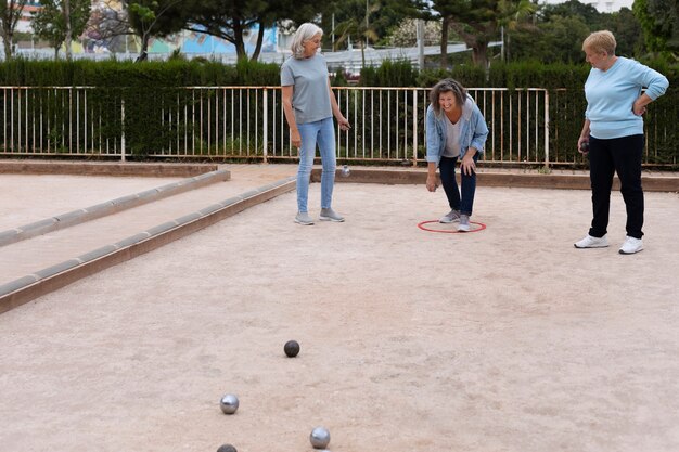 Ältere Freunde spielen Petanque