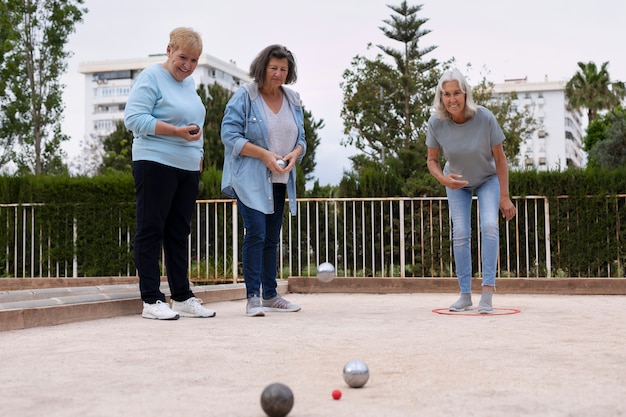 Ältere Freunde spielen Petanque