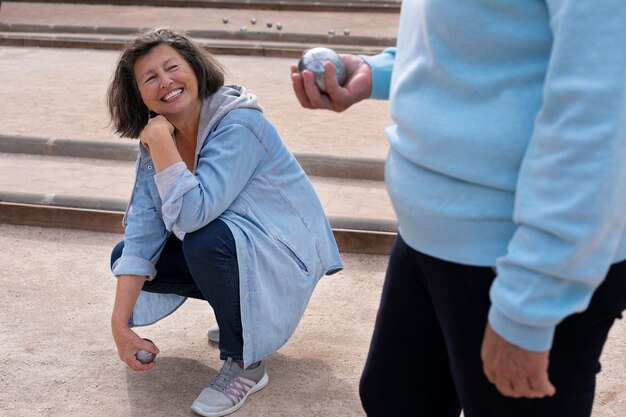 Ältere Freunde spielen Petanque