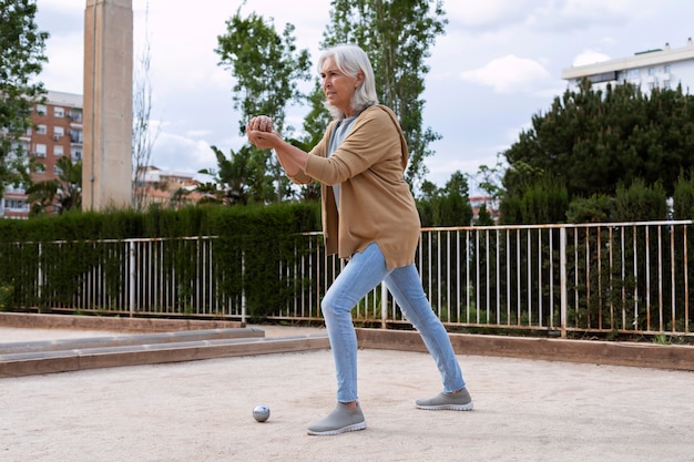 Ältere Freunde spielen Petanque