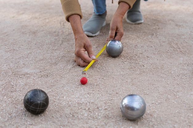 Ältere Freunde spielen Petanque