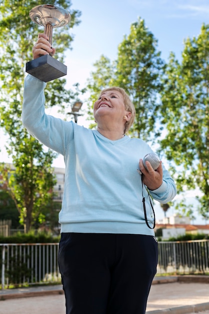 Ältere Freunde spielen Petanque