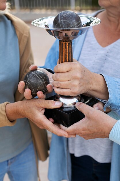 Ältere Freunde spielen Petanque