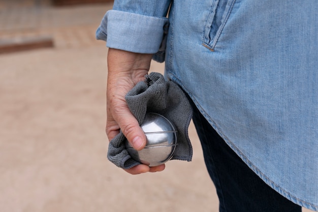 Ältere Freunde spielen Petanque