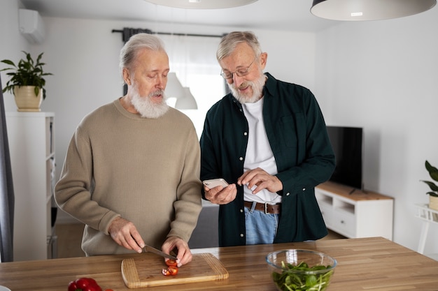 Ältere Freunde verbringen Zeit miteinander