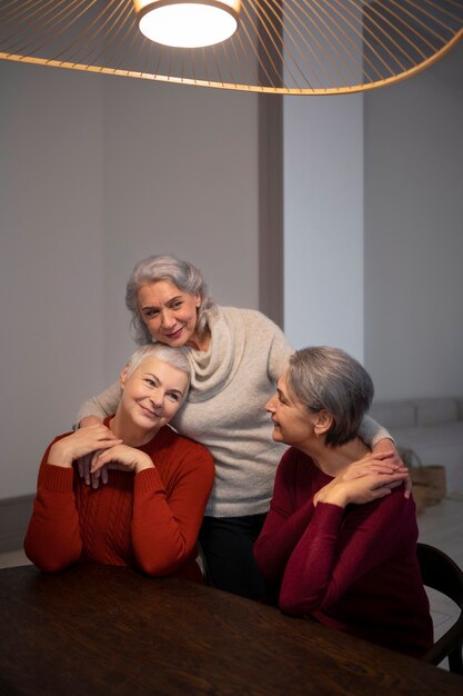 Ältere Gruppe von Freunden feiern