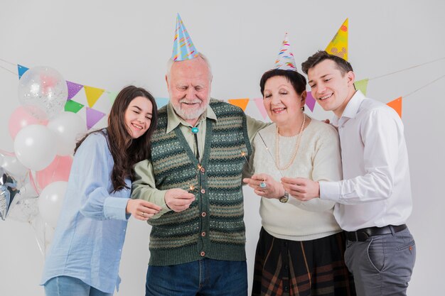 Ältere Leute, die Geburtstag feiern