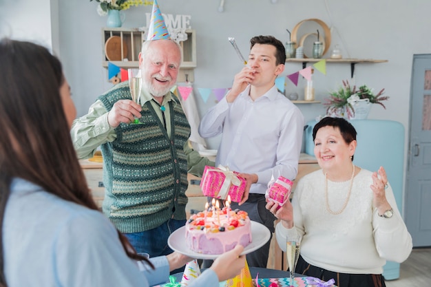 Ältere Leute, die Geburtstag feiern