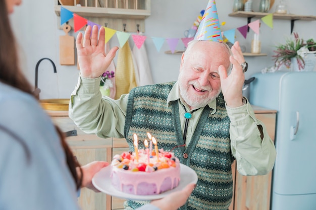 Ältere Leute, die Geburtstag feiern