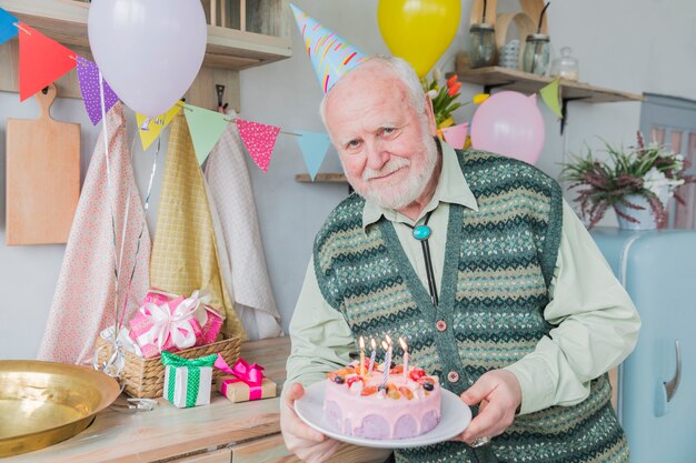 Ältere Leute, die Geburtstag feiern