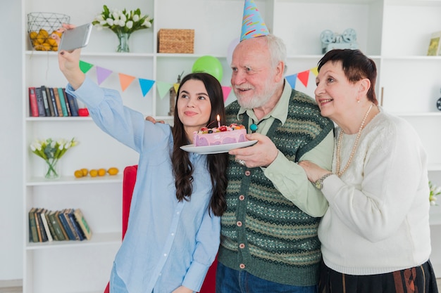 Ältere Leute, die Geburtstag feiern