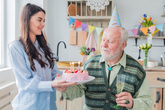 Ältere Leute, die Geburtstag feiern