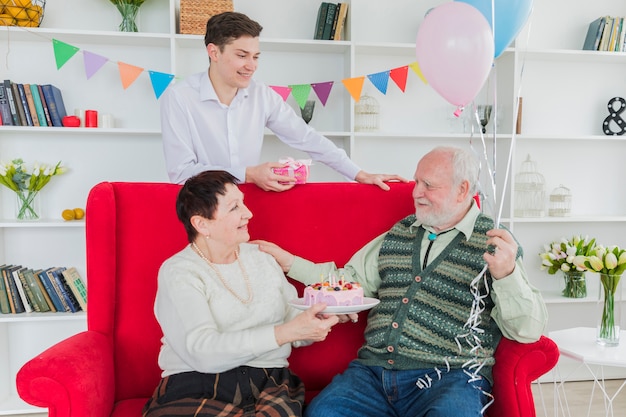 Ältere Leute, die Geburtstag feiern