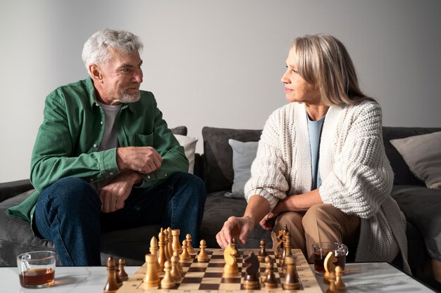 Ältere Leute, die Schach mittlerer Schuss spielen