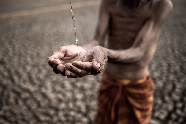 Ältere Männer sind bei trockenem Wetter und globaler Erwärmung Regenwasser ausgesetzt