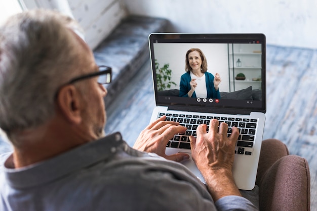 Ältere Menschen, die einen Videoanruf tätigen