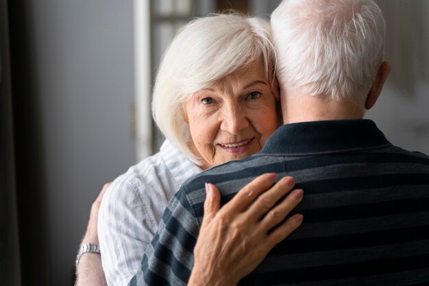 Ältere Menschen, die gemeinsam mit der Alzheimer-Krankheit konfrontiert werden