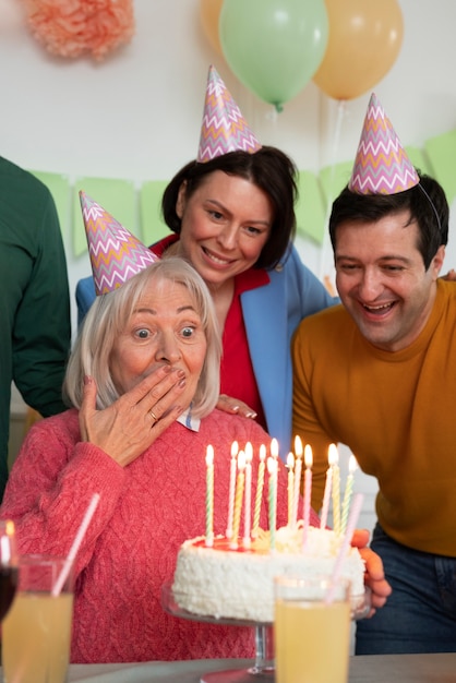 Ältere Menschen, die ihren Geburtstag feiern