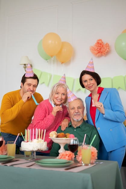 Ältere Menschen, die ihren Geburtstag feiern