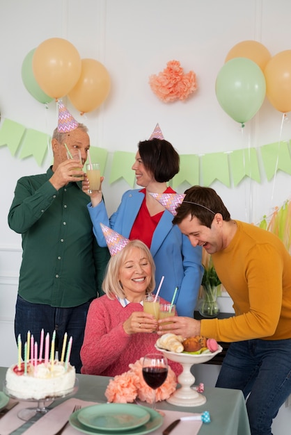 Ältere Menschen, die ihren Geburtstag feiern