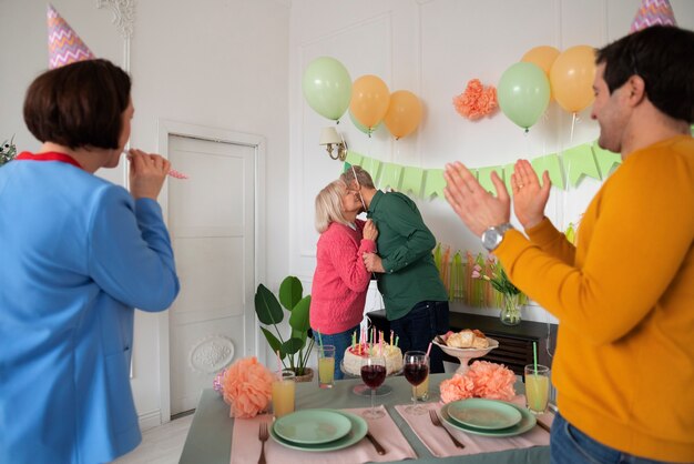 Ältere Menschen, die ihren Geburtstag feiern