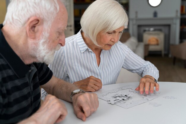 Ältere Menschen, die mit Alzheimer konfrontiert sind