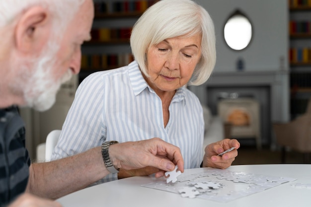 Ältere Menschen, die mit Alzheimer konfrontiert sind