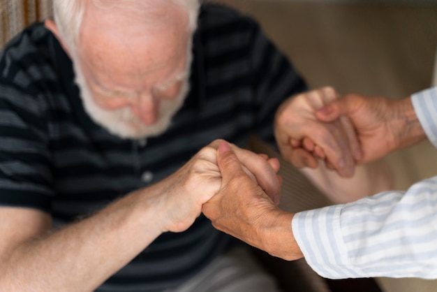Ältere Menschen, die mit Alzheimer konfrontiert sind