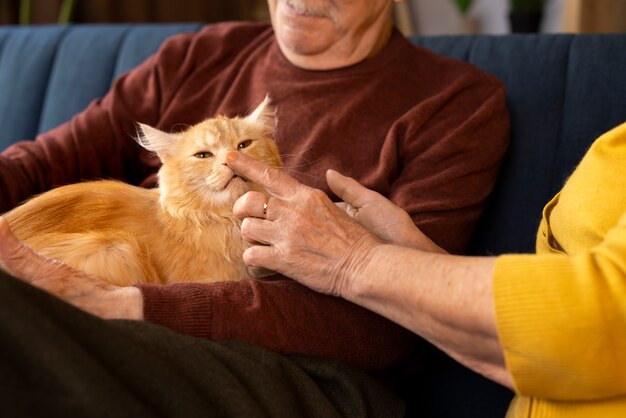 Ältere Menschen mit Katzenhaustier