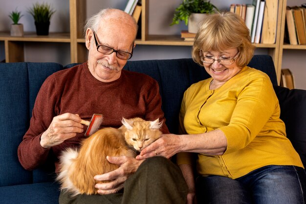 Ältere Menschen mit Katzenhaustier