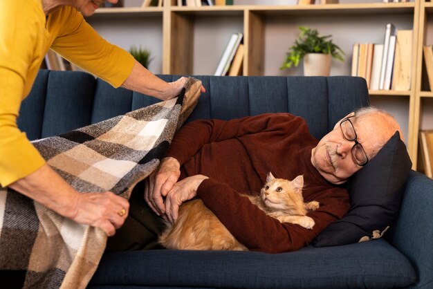 Ältere Menschen mit Katzenhaustier