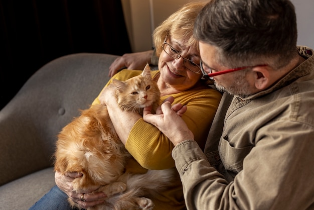 Ältere Menschen mit Katzenhaustier