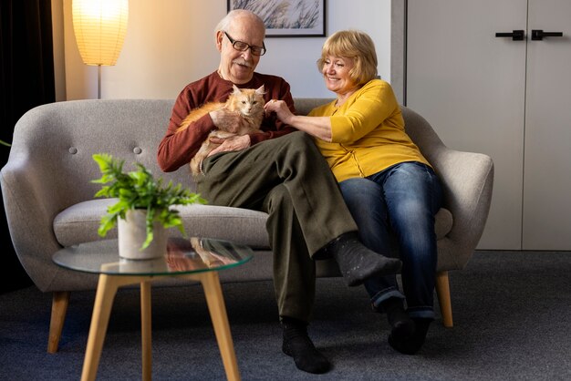 Ältere Menschen mit Katzenhaustier