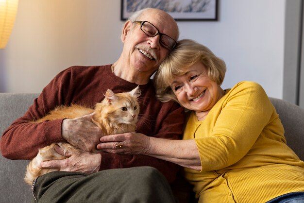 Ältere Menschen mit Katzenhaustier