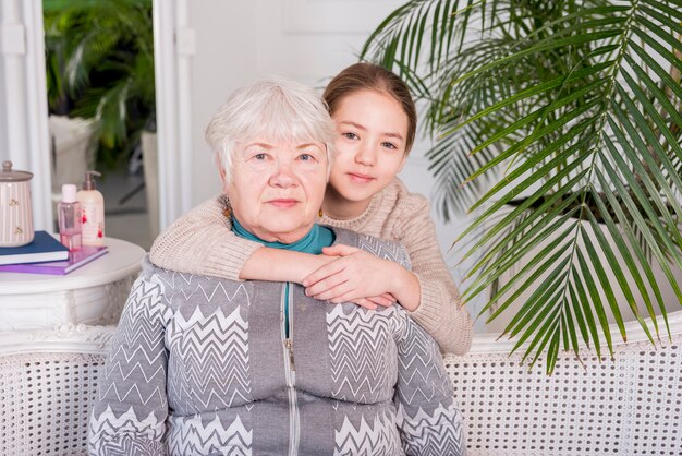 Ältere Oma posiert mit ihrer Enkelin