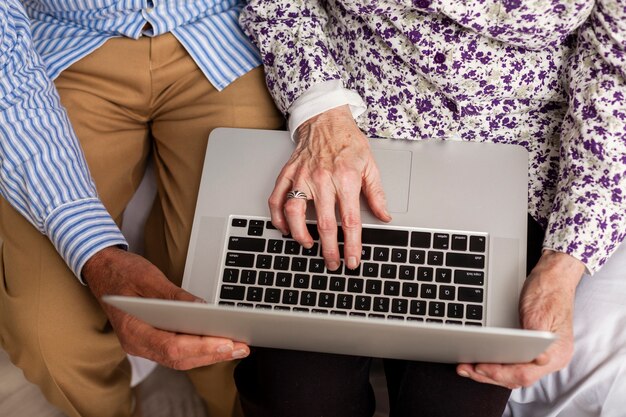 Ältere Paare der Draufsicht unter Verwendung eines Laptops