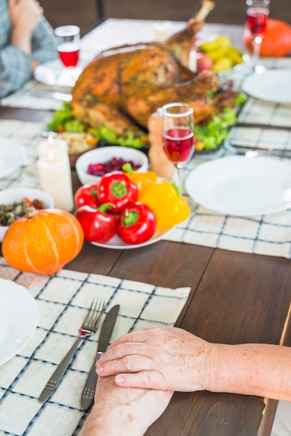 Ältere Paare, die am festlichen Tisch sitzen