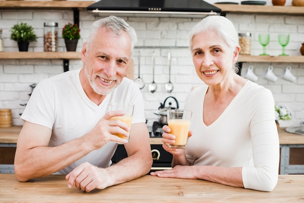 Ältere Paare, die einen Saft trinken